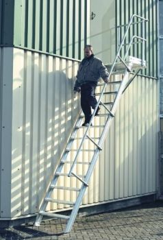 Лестница стационарная с платф., 16 ступ. 600 мм, из лёгкого металла, 60°