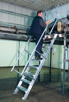 Лестница стационарная, 11 рифл. ступенек 800 мм из лёгк. металла, 45° Лестница стационарная, 11 рифл. ступенек 800 мм из лёгк. металла, 45°